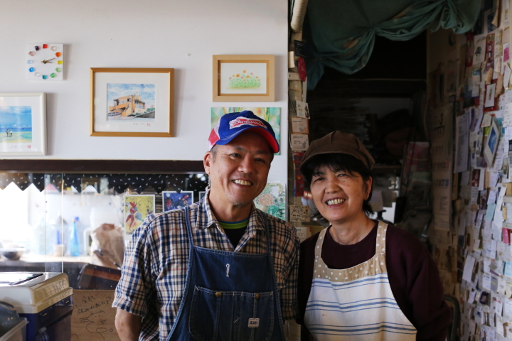 店主・小橋川さん（写真左。右は奥様）