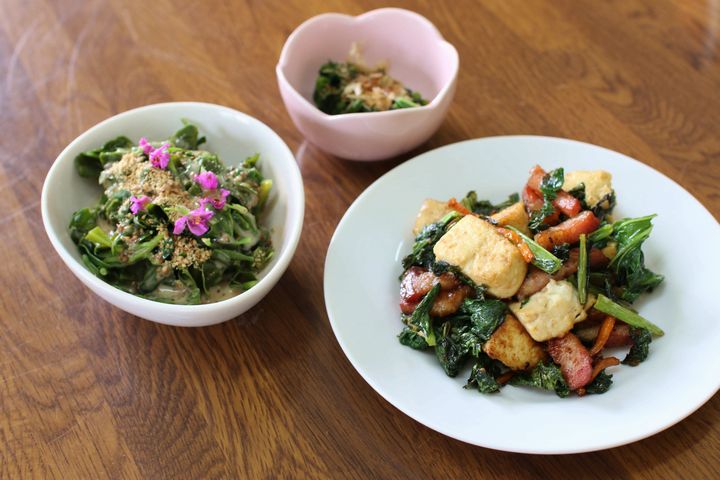 3品のできあがり。カラシナのちゃんぷるーとおひたし、そして左が花を散らしたハゼランのおひたし