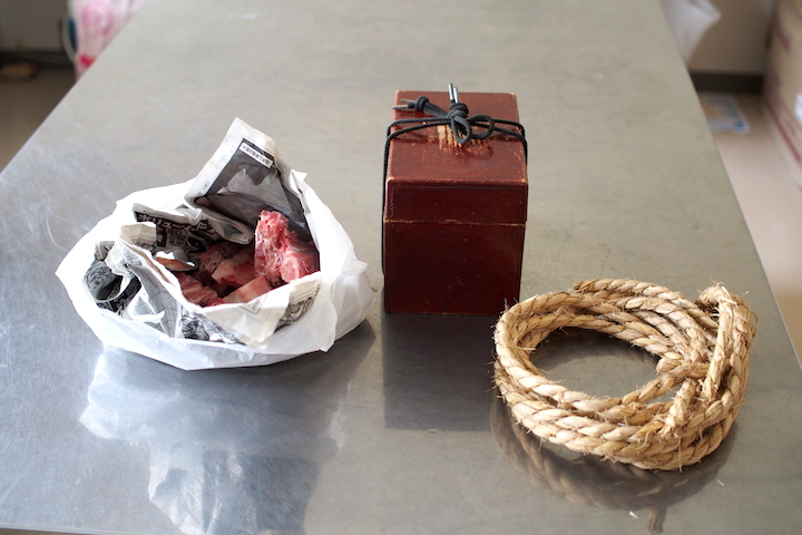 骨付き肉を藁の縄で結び、お供えをする材料