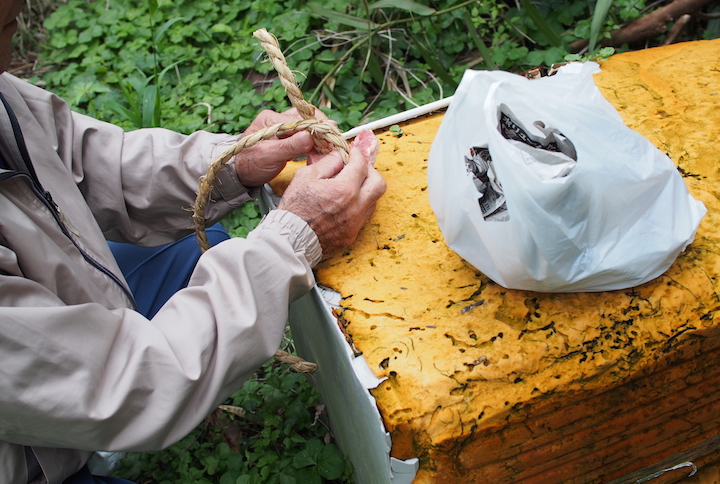 手際よく素手で生肉を縄に結わえます。