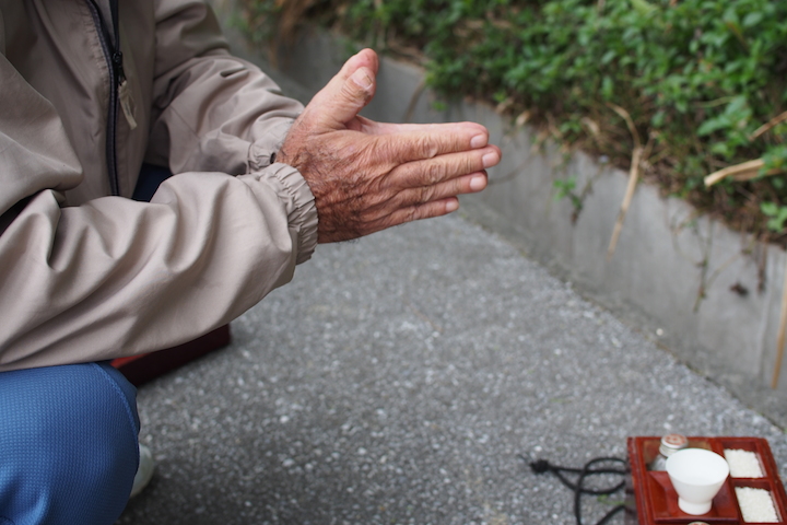 手を合わせます