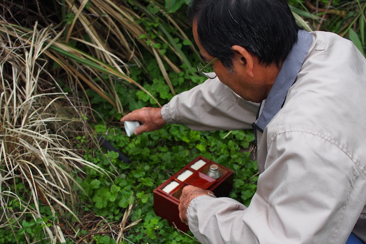 “お供え物を引き揚げさせていただきます”と挨拶します。