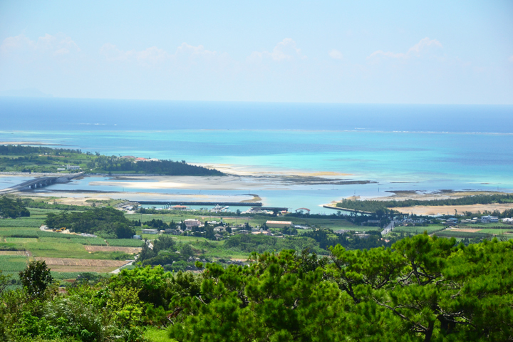 橋を渡ってすぐ行ける島は奥武（おう）島