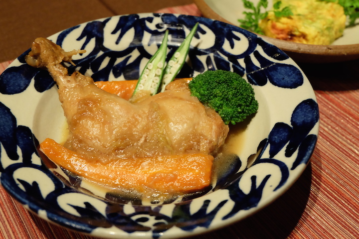 鶏モモ肉をまるごと煮込んだ料理