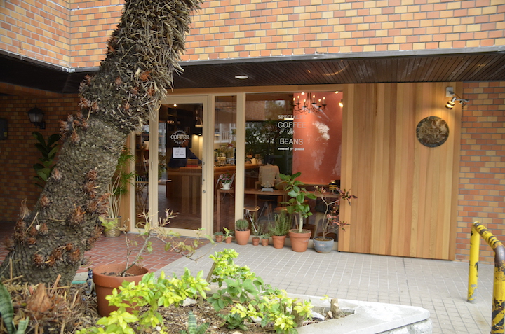 TAMAGUSUKU COFFEE ROASTERSの入り口