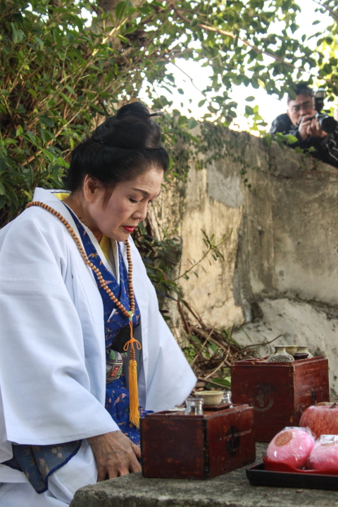 神人（カミンチュ）達が遊女達のゆかりの地を周り、拝む