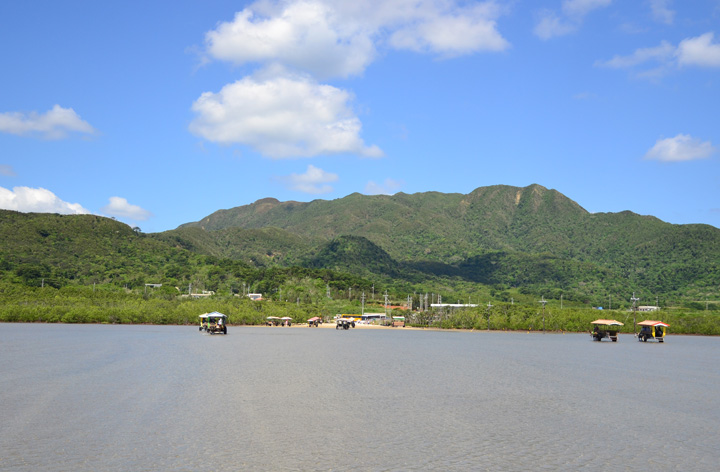 帰りは西表島の雄大な山々を眺めながら移動