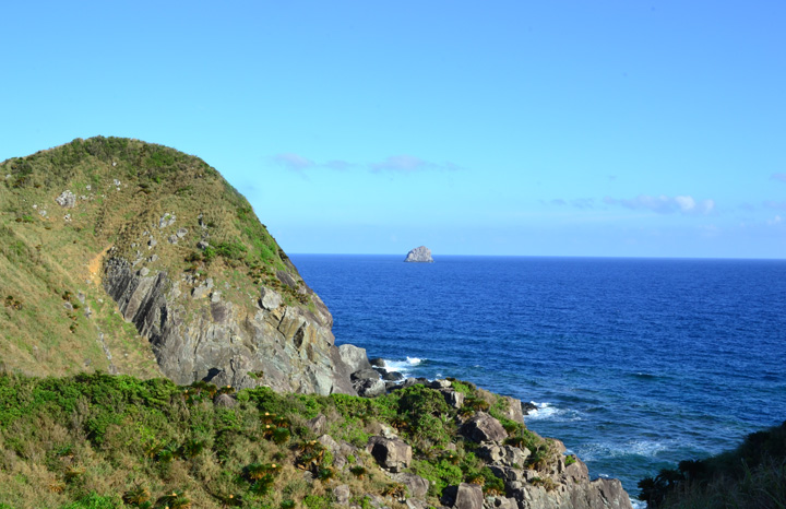 ぽつんと浮かぶ島は、トンバラと呼ばれる小さな島