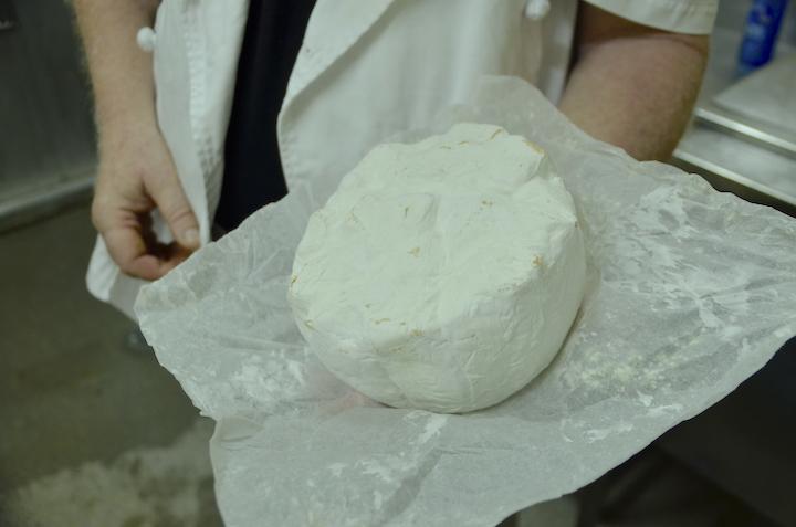 「大里ホワイト」は白カビ系のチーズ