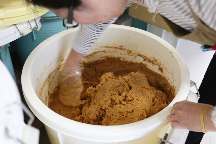 麹から手作りする天然醸造味噌