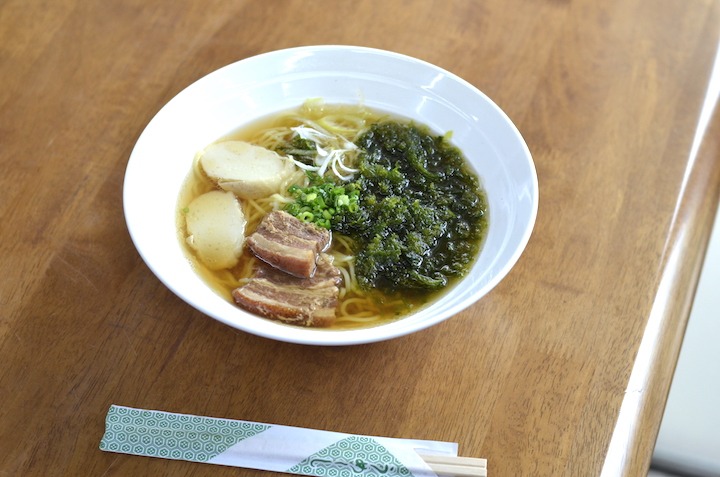 アーサ(アオサ)と沖縄かまぼこがトッピングされた「トカシキラーメン」