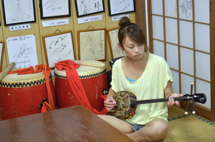 『リーフ INN 国吉』の中で三線