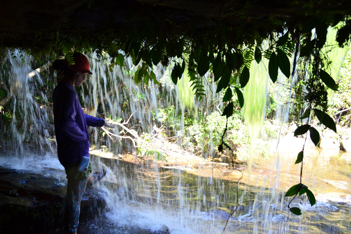 サンガラの滝は流れる水の裏側