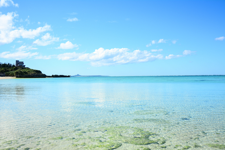 伊江島（いえじま）を望む長浜ビーチ