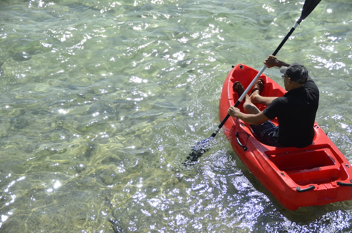 カヌーを漕ぐ吉浜崇浩さん