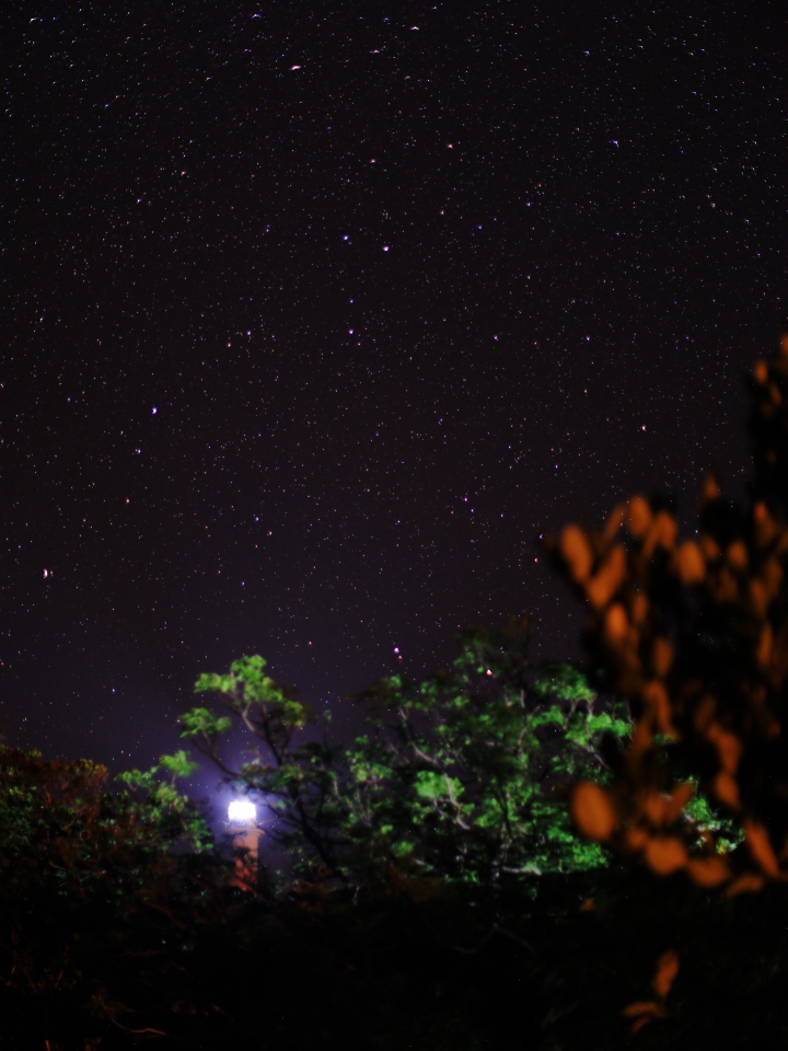 『鳩間灯台』の灯火と夜空