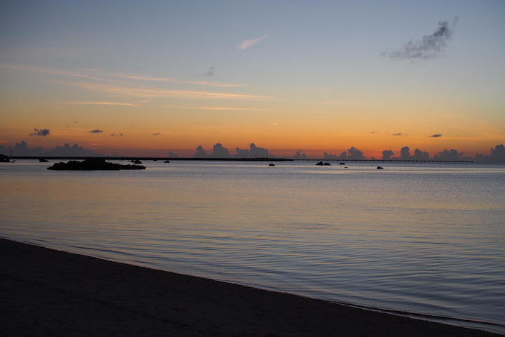 伊良部島にある佐和田（さわだ）の浜の夕暮れ