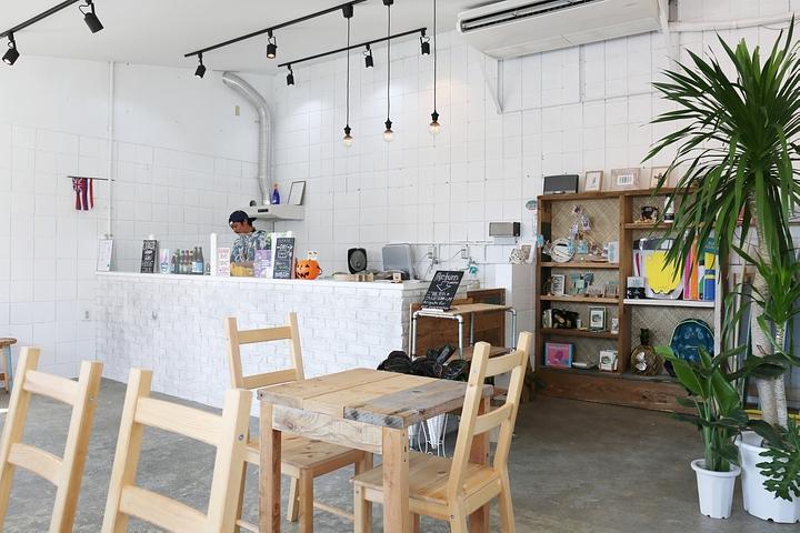 808 POKE Bowls OKINAWAの店内