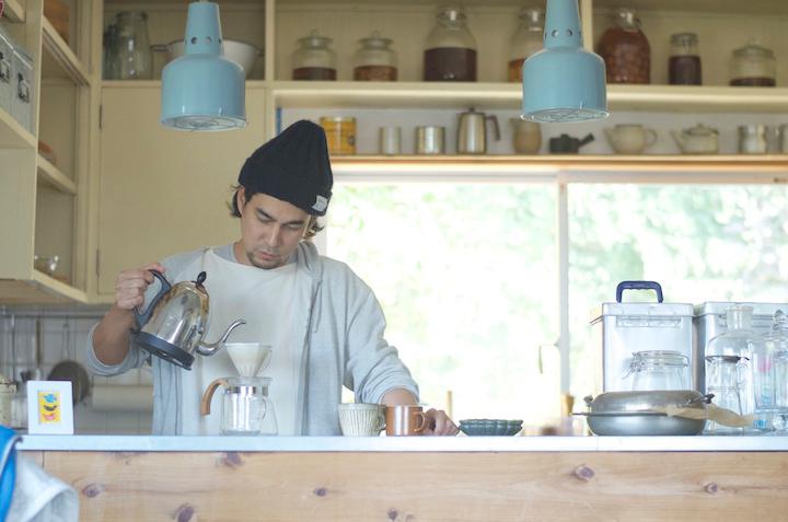 コーヒーを入れるセソコさん