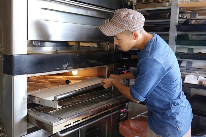 パンを作る齋藤さん