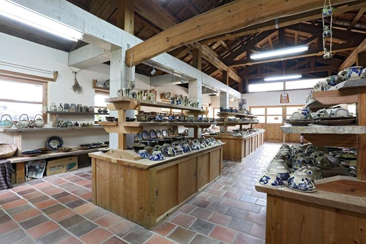 読谷山焼 北窯売店の店内