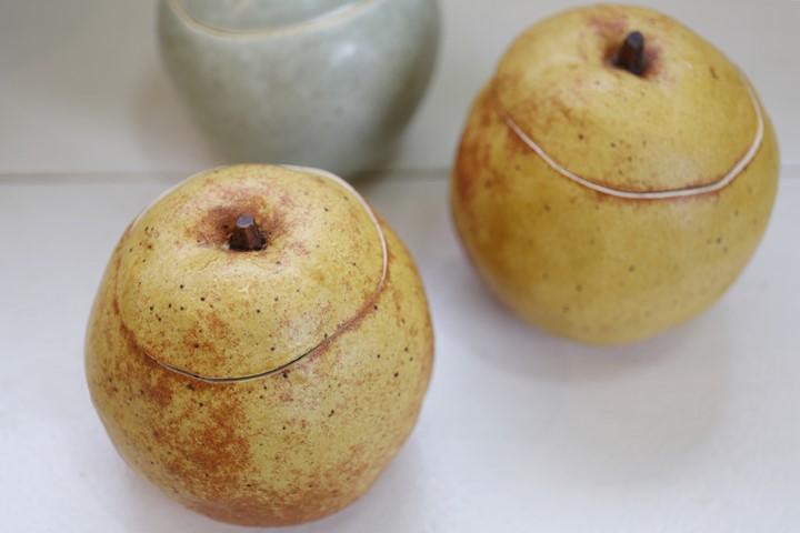 梨の小物入れは「陶factory509」の作品
