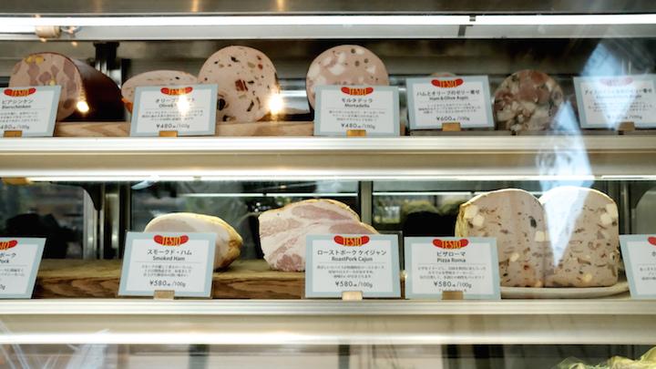 ショーケースに並ぶソーセージやハム