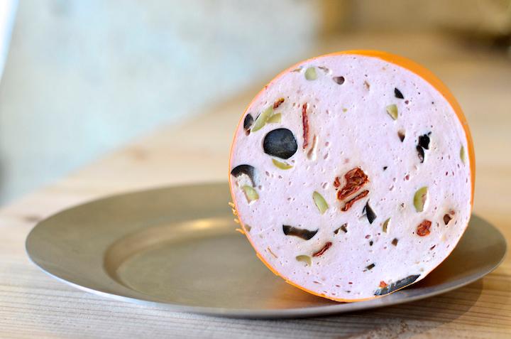 オリーブとかナッツがアクセントのソーセージ