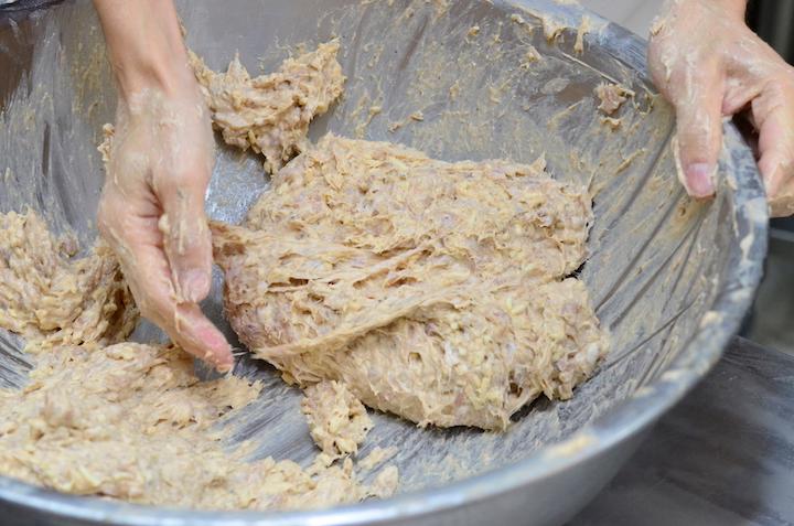 肉という個体をペーストというクリーム状にしていく