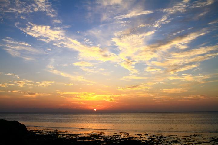 水平線から昇る朝陽