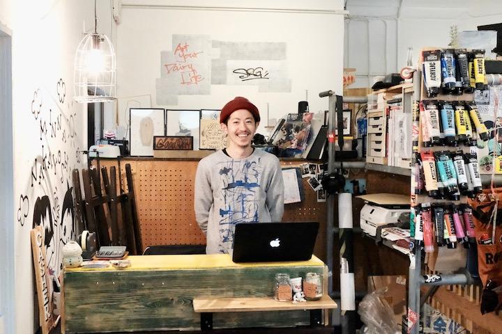 オーナーの安里亮祐（あさと・りょうすけ）さん