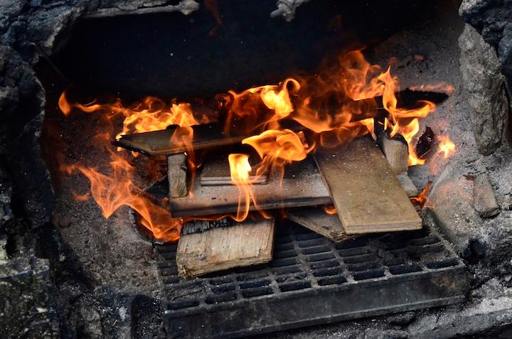 搾り汁を清明鍋(しんめいなべ)に移し、薪で炊いていく