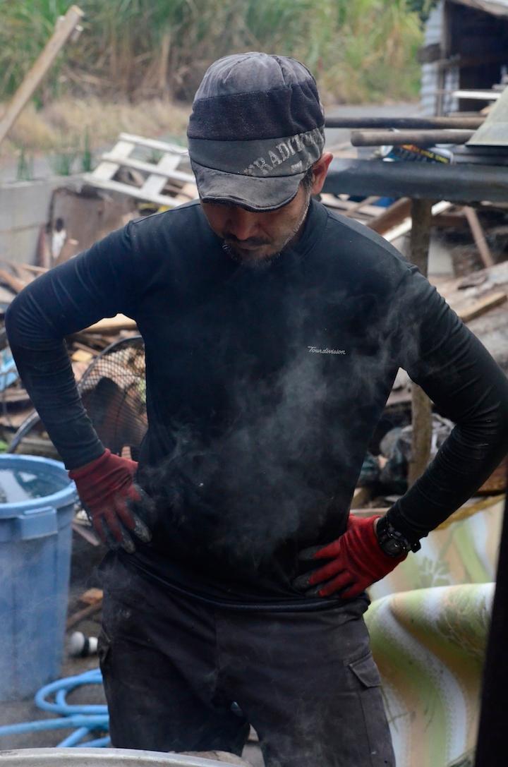 清明鍋を見守る