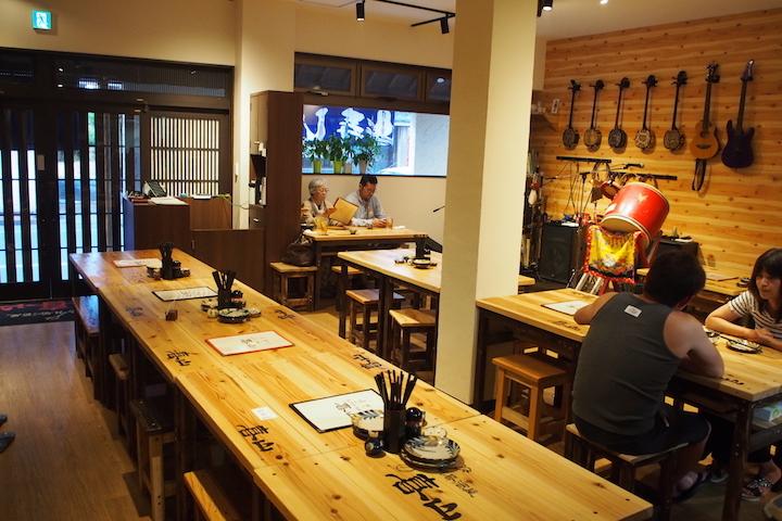 島唄居酒屋 喜山（きやま）の店内