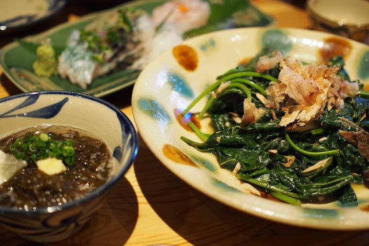 『もずく酢』『んーぎーどぅ』（芋の葉っぱ）の炒め物