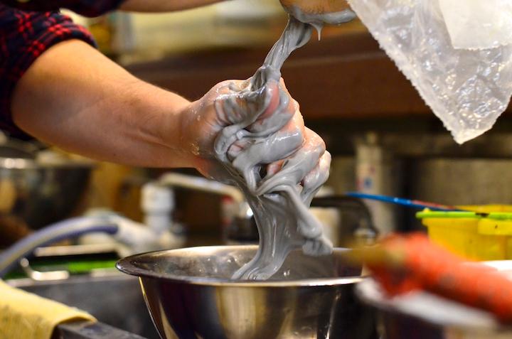 アトリエで仕事をしている加治工さん