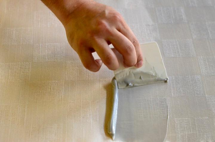 アトリエで仕事をしている加治工さん