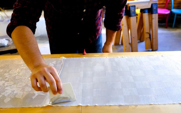 アトリエで仕事をしている加治工さん