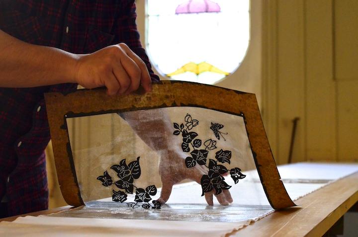 アトリエで仕事をしている加治工さん