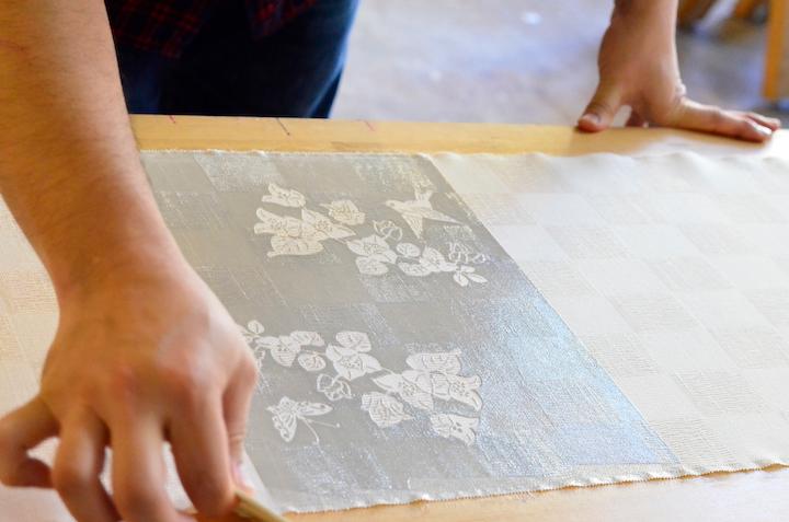 アトリエで仕事をしている加治工さん