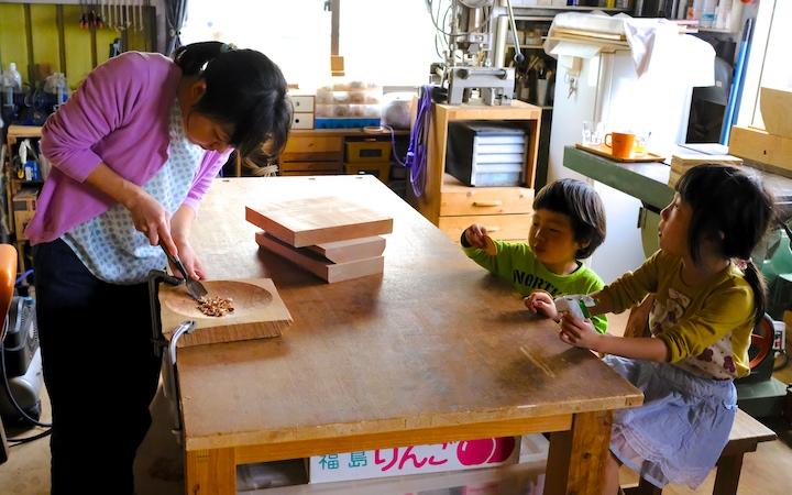 皿を彫り出す工程