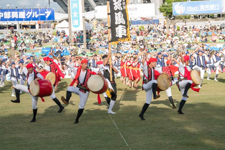 若いエイサーチームの「琉球風車」（りゅうきゅうかじまやー）