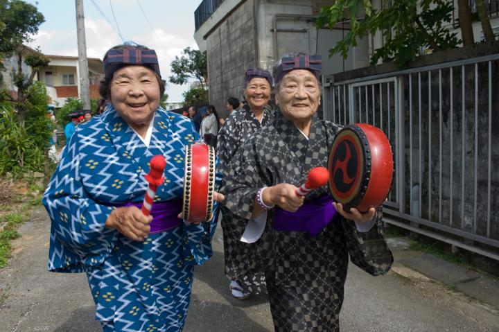 ウスデーク（臼太鼓）で、道ジュネー