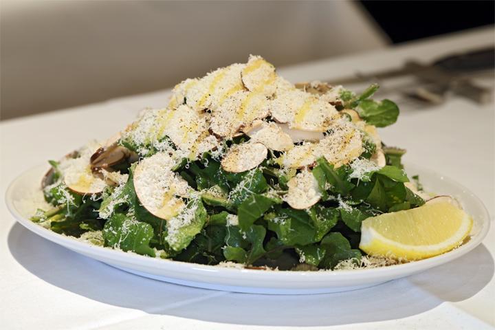 フレッシュマッシュルームとルッコラのサラダ