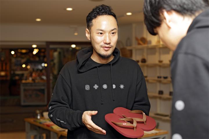 マーケティング担当の佐渡山 亮平（さどやま りょうへい）さん