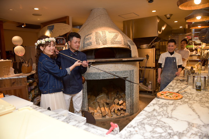 共同作業でPizzaをつくる二人