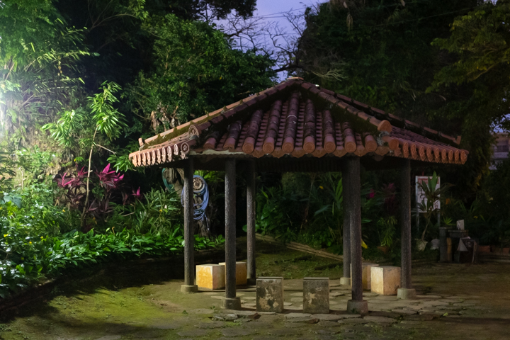 東屋(あずまや)