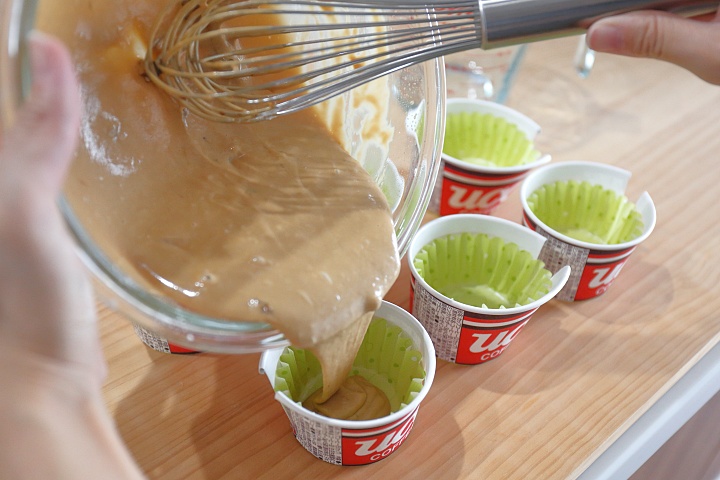 耐熱性の紙製カップにアガラサーの生地を流し込む