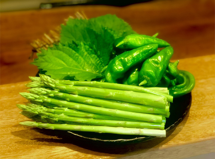 伊江島産のアスパラ、唐辛子、大葉