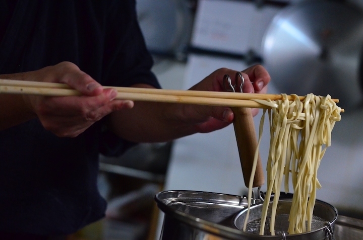 3種類の小麦粉をブレンドした平たい麺
